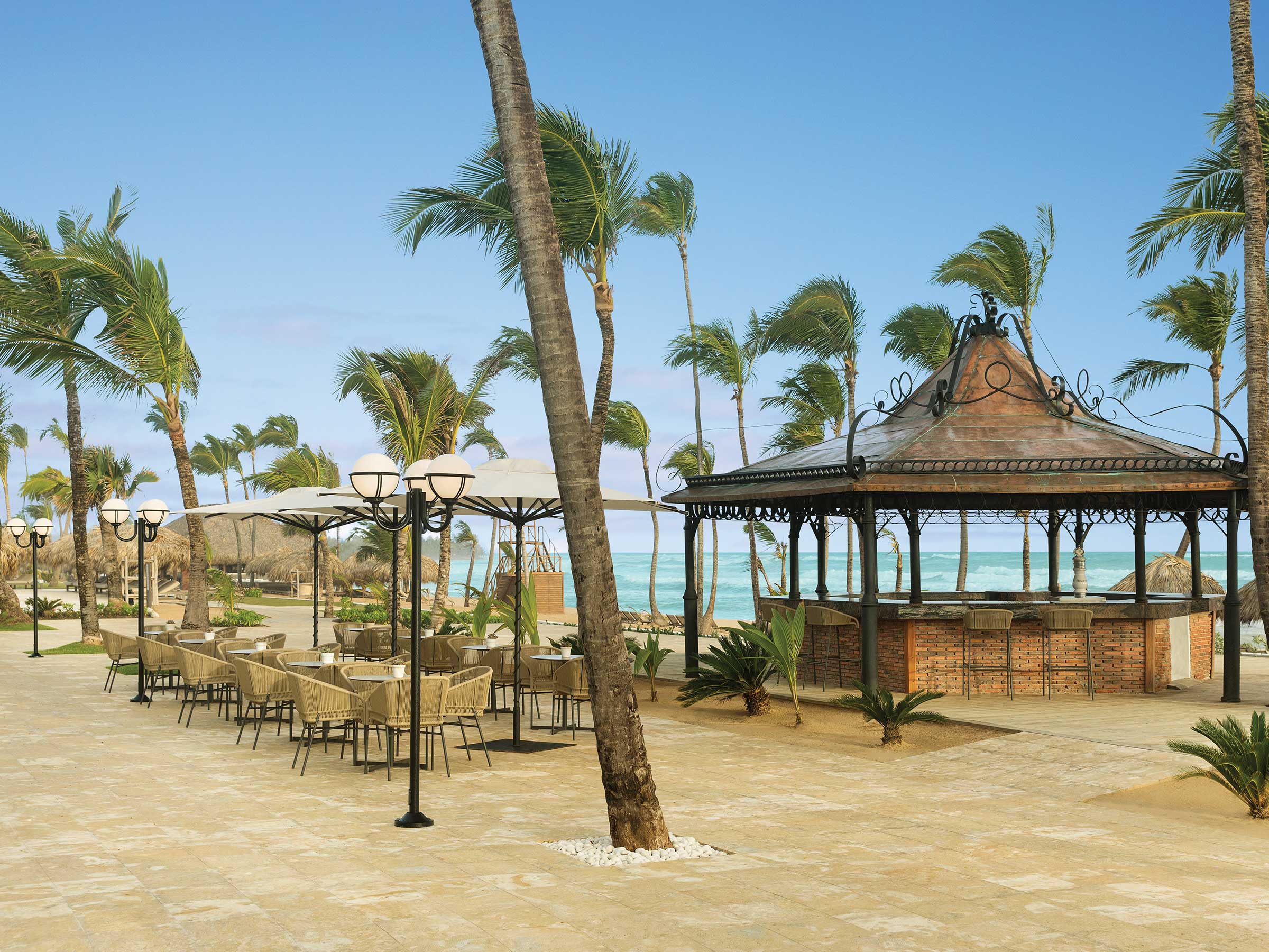 Bebidas Premium y Vista al Mar en Nuestros Bares en Punta Cana