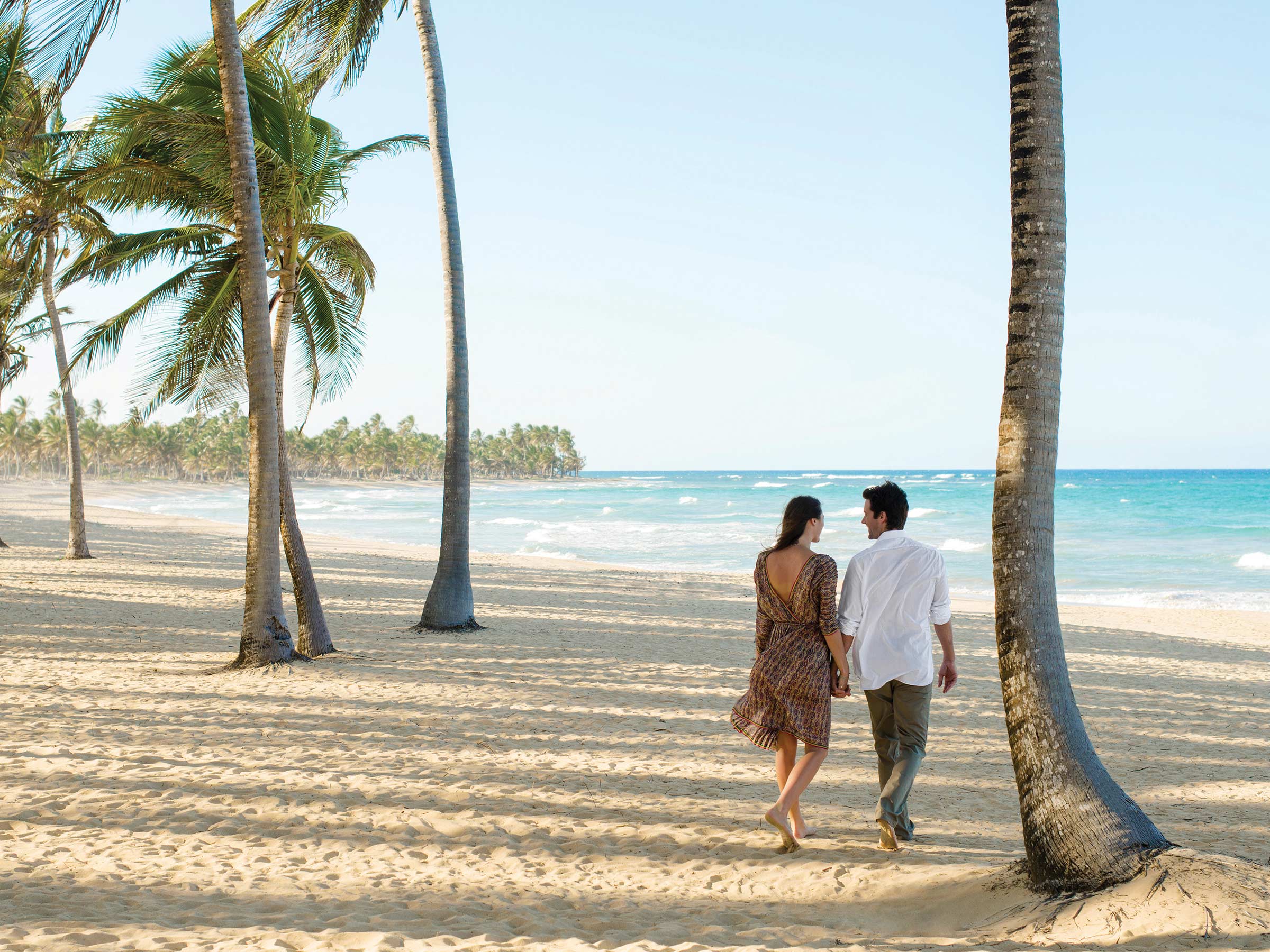 Un couple marchant en bord de mer en République dominicaine